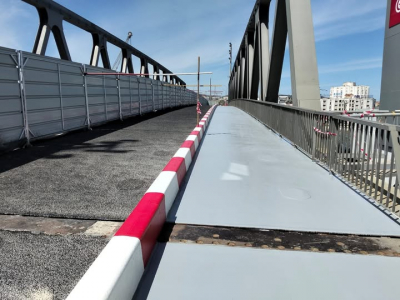 من اشغال التغليف السطحي للصفيحة المعدنية للجسر المتحرك