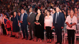 ألفا طفل فاقد للسند يواكبون عرضي "سندرلا السرك على الجليد"