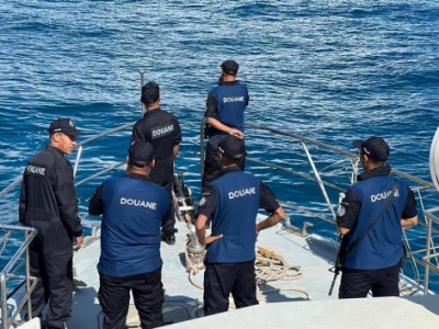 الوحدة البحرية للديوانة تحجز كميات من البضائع و ترفع مخالفات صرفية تفوق قيمتها 20 مليار