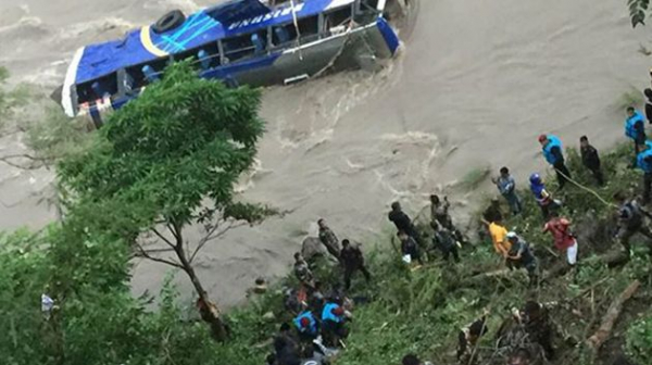 نيبال: مصرع 27 شخصًا جرّاء سقوط حافلة سيّاح بنهر