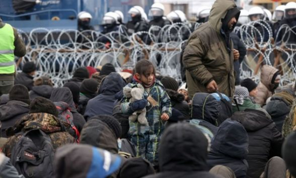 بولندا.. مرشّح رئاسي يتوعّد بقتل المهاجرين غير النظاميين بالرصاص في حال فوزه