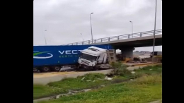 حادثان منفصلان بالعاصمة: سقوط شاحنة من قنطرة واصطدام 3 شاحنات