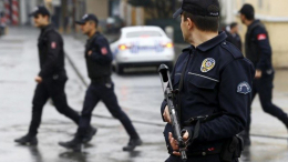 الشرطة التركية تعتقل مُلثما طعن خمسة أشخاص في حديقة مسجد