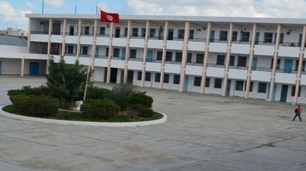 سيدي حسين: 3 أشخاص يحاولون اقتحام مجلس التربية بأحد المعاهد وتهديد الإطار الإداري