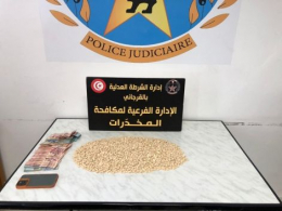 ايقاف شاب ووالدته من اجل ترويج الأقراص المخدرة