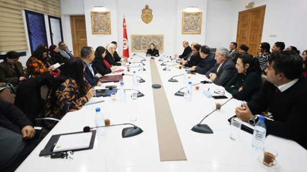 وزيرة الثقافة تؤكد على أهمية التشاور بين المؤسسات الراجعة لها بالنظر