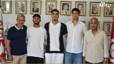 النجم الساحلي يمضي عقود إحتراف لثلاثة لاعبين من مركز تكوينه