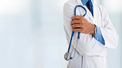 عمادة الأطباء تدين ما عاينته من "عبارات تمس من كرامة مهنة الطبيب" في أحد الكتب الموازية