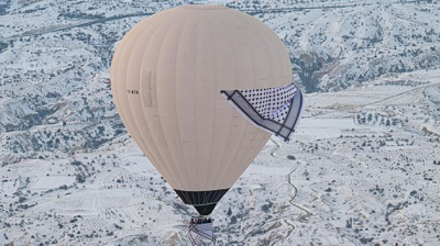 تضامنًا مع غـ.ـزة.. مناطيد تحلّق بالكوفية في سماء كبادوكيا التركية