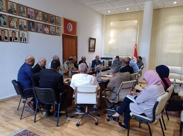 *إجراءات عملية لتعزيز منظومة الصيد  البحري والصيغ الكفيلة بتفعيل نشاط النقل  الترفيهي بميناء غار الملح .