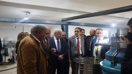 وزير التجارة يزور وحدات لتحويل وتعليب زيت الزيتون في القيروان