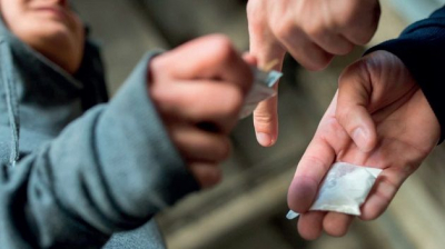 االقبض على شخصين من أجل ترويج المخدرات بمحيط معهد ثانوي
